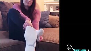 Sexy Pornhub Model Shows U her Hot Feet!