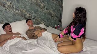 A Colombian gal lets us permeate her from the one and the other sides, opening her constricted booty - Mells Blanco
