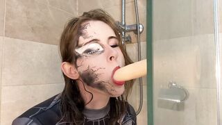 College solo fingering turns into explosive shower joy