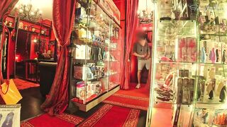 SEXYSHOP DONNADIKUORI: hard penis for the hawt saleswoman