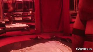 Echte PeeShow in deutschem PornoKino vor vielen Typen