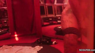 Echte PeeShow in deutschem PornoKino vor vielen Typen