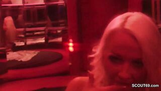 Echte PeeShow in deutschem PornoKino vor vielen Typen