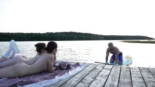 2 cuties took their clothing off on the lake. A passing surfer had sex in the open air.