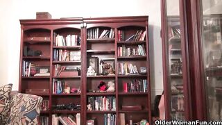 Black granny Amanda peels off her hose and plays