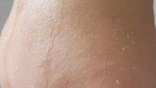 LE GUSTA SEDUCIR HASTA CUANDO SE DUCHA