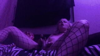 small blond screws herself on livecam