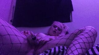 small blond screws herself on livecam