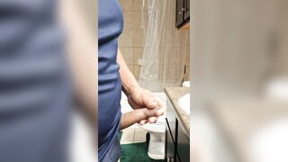 Masturbándome solito en el baño... LATINO AMATEUR, LATIN DAD, LARGE LATINO STUD, HOMEMADE, BATH, BROWN SKIN