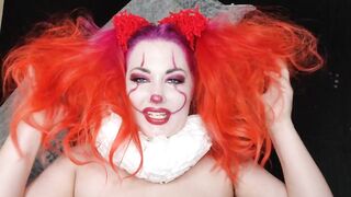 HOT SPOOKY CLOWN GAL PENNYWISE SCREWS HERSELF AND SQUIRTS