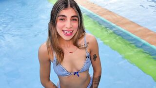 Mi hermanastra de nuevo en la piscina, que bien lo chupa