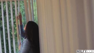 Milfy Jock-hungry Realtor Penny Can't Resist His Hard Wang
