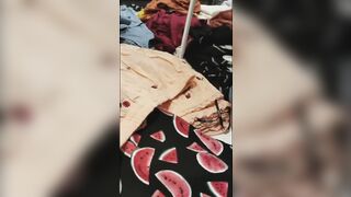 Des Jeunes Filles Sexy S'amusent Dans La Cabine D'essayage