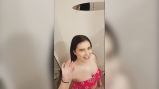 Des Jeunes Filles Sexy S'amusent Dans La Cabine D'essayage