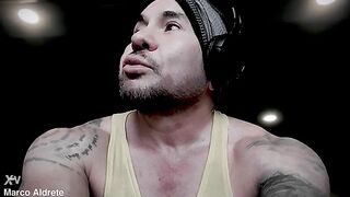 Hombre heterosexual lleva una doble vida como actor de porno homo en rol de puta sumisa con pito chico enjaulado en castidad
