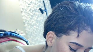 Foda oleosa com a buceta cremosa da fadynha . de cabelo curto