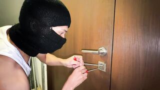 I BANG THE LANDLORD'S GIRLFRIEND WHILST THIS GUY TAKES A LENGTHY SHOWER