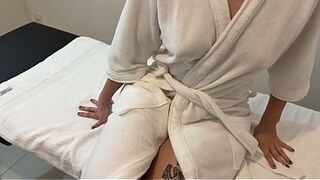 bare massage for a gym beauty