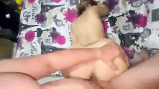 Un desconocido le chupa el coño a una rubia con un gran culo y grandes tetas.