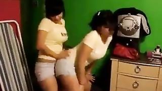 girls kissing