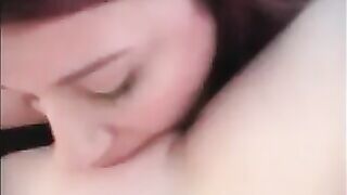 CHUPANDO A PEPECA PELADINHA DA AMIGA 