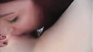 CHUPANDO A PEPECA PELADINHA DA AMIGA 