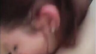 CHUPANDO A PEPECA PELADINHA DA AMIGA 