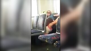 Bella fighetta la lecca alla sua ragazza in treno