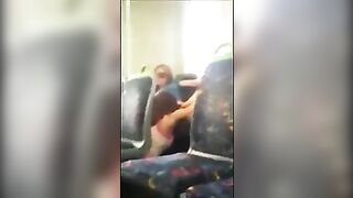 Bella fighetta la lecca alla sua ragazza in treno