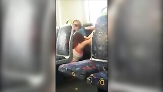 Bella fighetta la lecca alla sua ragazza in treno