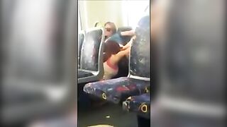 Bella fighetta la lecca alla sua ragazza in treno