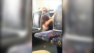 Bella fighetta la lecca alla sua ragazza in treno