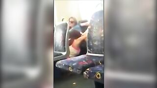 Bella fighetta la lecca alla sua ragazza in treno