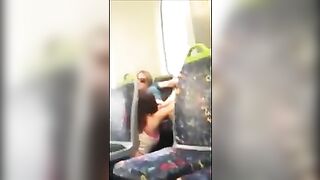 Bella fighetta la lecca alla sua ragazza in treno