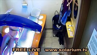 2 Geile Heiße Girls Zusammen Im Öffentlichen Solarium Auf Der Sonnenbank