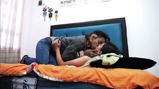 Dos amigas lesbianas compartiendo su coño muy calientes. Teen 18
