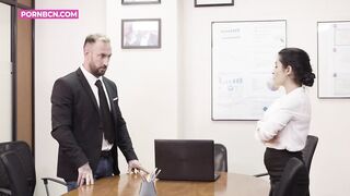 JUST GIRLS 4K - La jefa milf lesbiana quiere follar a la nueva y joven secretaria Bianka Blue & Kitt