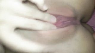 Amateur girl rubbing her pussy