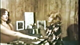 Lesbian Peepshow Loops 535 70's and 80's - Scene 3