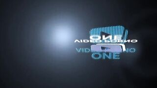 Angell, brunette sexy, coquine avec des femmes dès qu'elle peut