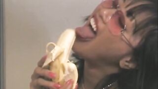 Mimi long tongue