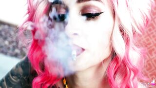 Tattoed s Play Pussys and Suck Dildo near the Pool in the Resort - Flam