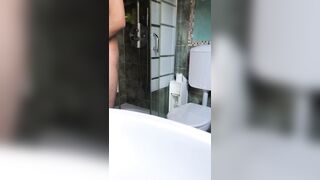 Pompino in bagno (amatoriale italiano)