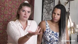 Lena fingert die süße Natascha von hinten