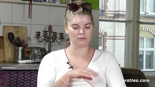 Natascha besorgt es sich gerne im Stehen