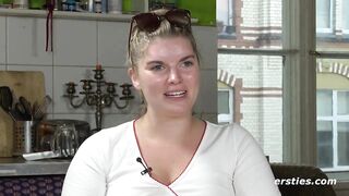 Natascha besorgt es sich gerne im Stehen