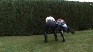 pelea de mujeres en jeans