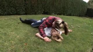 pelea de mujeres en jeans