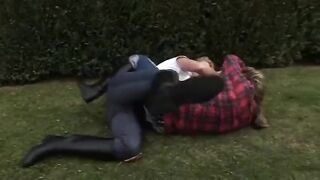 pelea de mujeres en jeans