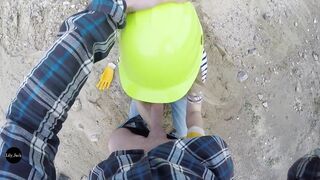 Un ouvrier m'attrape et me baise sur un chantier... Lily_Jack